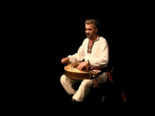 Fragment spektaklu „Opowieści lirnicze” Andrij Liaszuk .