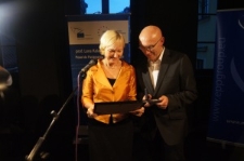 Prof. Lena Kolarska-Bobińska i Tomasz Pietrasiewicz podczas uroczystości wręczenia Europejskiej Nagrody Obywatelskiej