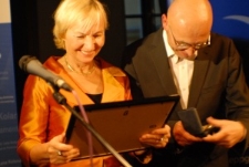 Prof. Lena Kolarska-Bobińska i Tomasz Pietrasiewicz podczas uroczystości wręczenia Europejskiej Nagrody Obywatelskiej