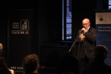 Tomasz Pietrasiewicz otwiera uroczystość wręczenia Europejskiej Nagrody Obywatelskiej