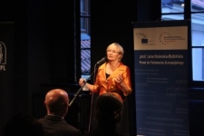 Prof. Lena Kolarska-Bobińska przemawia podczas uroczystości wręczenia Europejskiej Nagrody Obywatelskiej