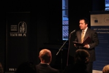 Przedstawiciel Ministerstwa Kultury i Dziedzictwa Narodowego - Marcin Komosa odczytuje list gratulacyjny dla Ośrodka "Brama Grodzka - Teatr NN" z okazji przyznania Europejskiej Nagrody Obywatelskiej