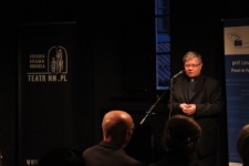 Ks. Prof. Alfred Wierzbicki przemawia podczas uroczystości wręczenia Ośrodkowi "Brama Grodzka - Teatr NN" Europejskiej Nagrody Obywatelskiej