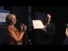 Prof. Lena Kolarska-Bobińska i Tomasz Pietrasiewicz podczas uroczystości wręczenia Europejskiej Nagrody Obywatelskiej