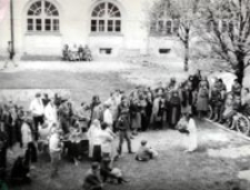 Ewa Benesz recytuje "Elegie Duinejskie" R.M. Rilkego na dziedzińcu KUL-u.