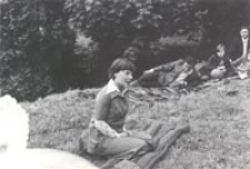 Ewa Benesz m&oacute;wi "Pana Tadeusza" na łące