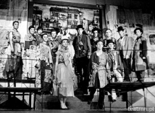 Scena zbiorowa ze spektaklu &bdquo;Pieśni i songi Pana Brechta&rdquo;