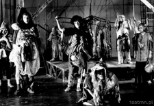 Scena zbiorowa ze spektaklu &bdquo;Każdy&rdquo;