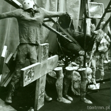 Scena ze spektaklu &bdquo;Wietnam ukrzyżowany&rdquo;