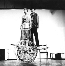 Scena ze spektaklu &bdquo;Pieśni i songi Pana Brechta&rdquo;