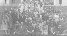 Uczestnicy międzywojew&oacute;dzkiego zlotu działaczy amatorskiego ruchu artystycznego w Lublinie (29-30.05.1976 r.), przed pałacem w Osmolicach