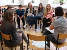 Młodzież biorąca udział w warsztatach z Historii Mówionej w ramach przygotowania do Misterium Pamięci "Ocalone Losy" (2013)