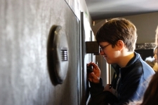 Młodzież zwiedzająca wystawę "Lublin. Pamięć Miejsca" w ramach przygotowania do Misterium Pamięci "Ocalone Losy" (2013)