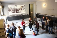 Młodzież zwiedzająca wystawę "Lublin. Pamięć Miejsca" w ramach przygotowania do Misterium Pamięci "Ocalone Losy" (2013)