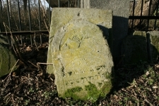 Zniszczone macewy na nowym cmentarzu żydowskim w Lublinie