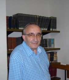 Ks. Romuald Jakub Weksler-Waszkinel w kibbutzowej salce wykładowej