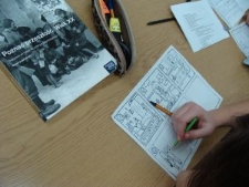 Tworzenie komiksu podczas warsztat&oacute;w w ramach projektu Historia zamknięta w mieszkaniu. Opowieści o PRL