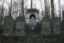Ohel i macewy na cmentarzu żydowskim w Głusku