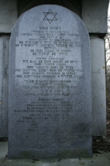 Macewa poświęcona ofiarom masowych egzekucji na cmentarzu żydowskim w Głusku w czasie II wojny światowej