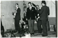 Występ zespołu "Wesoła Dziewiątka"