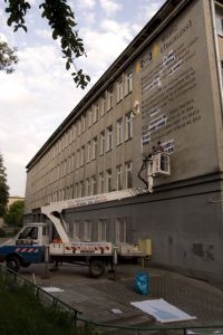 Przygotowanie murala z wierszem Andrzeja Sosnowskiego na ścianie Gimnazjum nr 9 w Lublinie