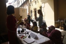 Dzieci w Bramie Grodzkiej podczas warsztatów kaligrafii