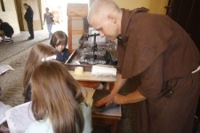 Warsztaty czerpania papieru w Bramie Grodzkiej