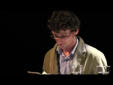 Adam Marczuk czyta wiersze Jacka Guza podczas spotkania z poetą.