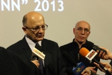 Prezydent Krzystof Żuk i Tomasz Pietrasiewicz podczas konferencji prasowej podsumowujacej działalność Ośrodka "Brama Grodzka - Teatr NN" w 2013 roku