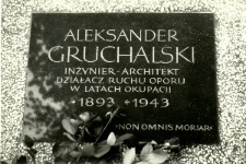 Płyta nagrobna Aleksandra Gruchalskiego na cmentarzu w Urzędowie