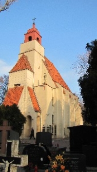 Kaplica-kości&oacute;ł na cmentarzu przy ul. Unickiej. Widok od południowego-wschodu.