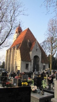 Kaplica-kościół na cmentarzu przy ul. Unickiej. Widok od północnego-wschodu.