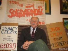 Ignacy Czeżyk na tle plakat&oacute;w wyborczych z 1989 roku