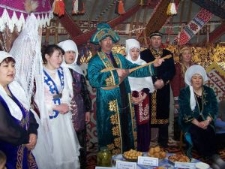 Nauryz - Święto Wiosny w kazachskiej jurcie. Pośrodku akyn w narodowym stroju