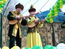 Pieśniarze kazachscy z narodowym instrumentem - dombrą