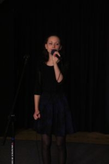 Poezja śpiewana w wykonaniu młodzieży z MDK "Pod Akacją"