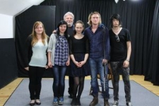 Młodzież z MDK "Pod Akacją" biorąca udział w Poezji Śpiewanej