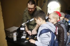 Brama Grodzka - dzieci w trakcie wybijania "badzik&oacute;w"