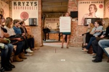 "Składanie wierszy" - spotkanie z Jackiem Podsiadło w Domu Słów. Agata Ptak z afiszem Miasta Poezji