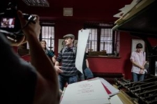 Adam Marczuk przy maszynie drukarskiej w Domu Słów