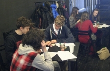 Uczniowie z Prywatnego Gimnazjum im. Kr&oacute;lowej Jadwigi podczas warsztatu edukacyjnego poświęconego likwidacji getta na lubelskim Podzamczu