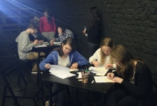 Uczniowie z Prywatnego Gimnazjum im. Królowej Jadwigi podczas warsztatu edukacyjnego poświęconego likwidacji getta na lubelskim Podzamczu