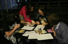 Uczniowie z Prywatnego Gimnazjum im. Kr&oacute;lowej Jadwigi podczas warsztatu edukacyjnego poświęconego likwidacji getta na lubelskim Podzamczu