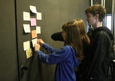 Uczniowie z Prywatnego Gimnazjum im. Kr&oacute;lowej Jadwigi podczas warsztatu edukacyjnego poświęconego likwidacji getta na lubelskim Podzamczu