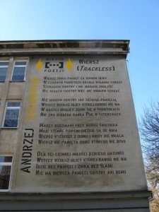 Mural z wierszem "Trackless" Andrzeja Sosnowskiego na budynku Gimnazjum nr 9 w Lublinie
