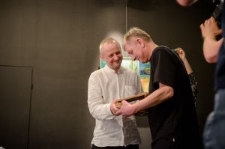 Paweł Pr&oacute;chniak wręcza nagrodę "Kamień" Andrzejowi Sosnowskiemu