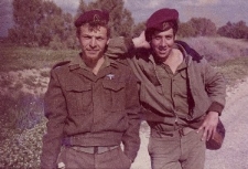 Alex Dancyg z kolegą Mikim w wojsku