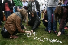 Uczniowie pozostawiający kamienie w miejscu śmierci dzieci z żydowskiej ochronki w Lublinie