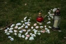 Kamienie z imionami pozostawione na miejscu śmierci dzieci z żydowskiej ochronki w Lublinie