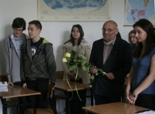 Aleks Dancyg z młodzieżą II Liceum Og&oacute;lnokształcącego im. J. Zamoyskiego.